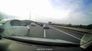 Sürücüyü sıkıştıran trafik magandası kamerada