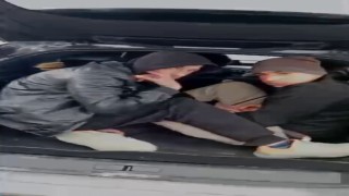 SUV tarzı aracın her köşesinden düzensiz göçmen çıktı
