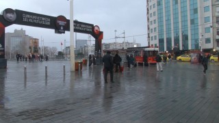 Taksimde kar yağışı aralıklarla etkisini gösteriyor