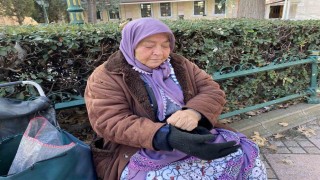 Tam 5 hastalıkla ve 74 yaşında, 9 saat kuş yemi satıp cezaevindeki yakınlarını geçindiriyor