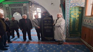 Tarihi Büğdüz Mahalle Camiinin geleneksel motiflerle işlenen minber örtüsü yenilendi