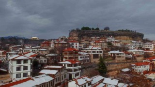 Tarihi Safranbolu evlerinde masalsı kış manzarası