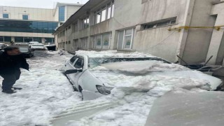 Tatvanda çatıdan düşen kar otomobili kullanılamaz hale getirdi