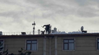 Tatvanda çatılardaki kar ve buz kütleleri tehlike saçıyor