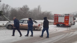 Tavşanlıda kontkrolden çıkan otomobil karşı şeride geçti: 3 yaralı