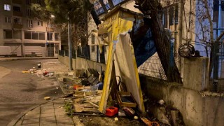 Tekirdağda kamyonet taksi durağına daldı, olay yerini terk etti: O anlar kamerada