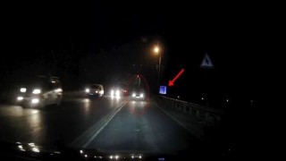 Tekirdağda otomobil bir anda kayarak savruldu: Kazanın kıl payı atlatıldığı anlar kamerada
