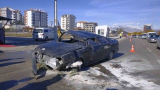 Telefonla uğraşırken takla atan otomobilden yara almadan kurtuldu