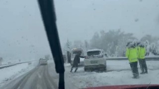 TEM Otoyolu Bolu geçişinde yoğun kar esareti: Yolda kalan araçlar trafiği aksatıyor