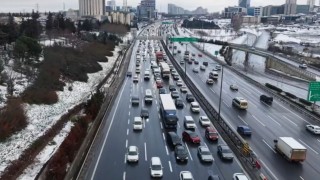TEM Otoyolu Mahmutbey Gişelerinde trafik havadan görüntülendi