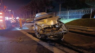TEM Otoyolunda kamyonete çarpan otomobil bariyerlere çıktı: 2 yaralı