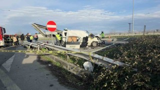 TEMde hafif ticari araç bariyerlere saplandı, 2 kişi hayatını kaybetti