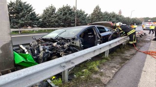 TEMde otomobilin çarptığı bariyer yerinden söküldü: 1 yaralı