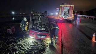 Ters dönen otomobildeki 2 kişi yaralandı