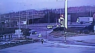 Ticari araç bariyerlere ok gibi saplandı: 2 kişinin hayatını kaybettiği feci kaza kamerada