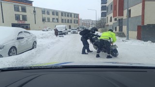 Tipiye rağmen görev başındaki polisler yolda kalanların yardımına koştu