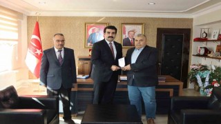 Tomarzada vergi dairesi bünyesinde 41 yıl görev yapan memura kaymakamdan plaket