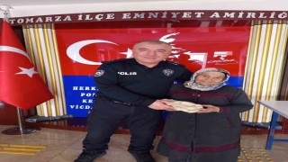 Tomarzalı yaşlı kadın, ördüğü çoraplarla yürekleri ısıttı