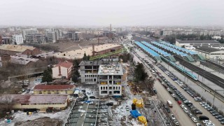 Tonlarca yükü metrelerce yükseklikte adeta iğne deliğinden geçiriyorlar