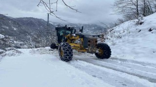 Trabzonda kar yağışı nedeniyle kapanan mahalle yolları ulaşıma açılıyor