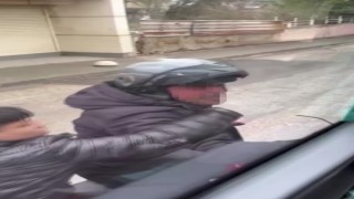 Trafikte tartıştığı servis aracının camını kaskıyla kırdı