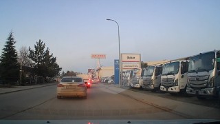 Trafikten kaçmak için kaldırımı yol yaptı