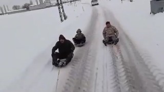 Traktör arkasında kayarak, o anları kayda aldılar