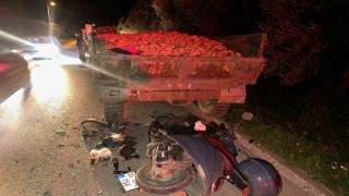 Traktör römorkuna çarpan motosiklet sürücüsü ağır yaralandı
