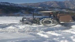 Traktörlerle tarlada kar drifti