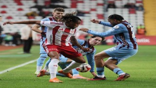 Trendyol Süper Lig: Antalyaspor: 1 - Trabzonspor: 0 (İlk yarı)