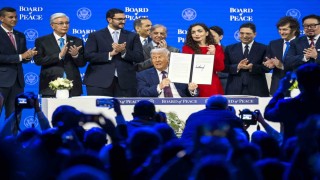 Trumpın kurduğu Barış Kurulunun kuruluş sözleşmesi Davosta imzalandı