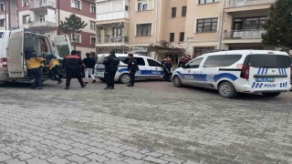 Tüfeğini temizlerken kazara kendini vurdu