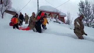 Tuncelide ekipler 1 kilometre yürüdü, hasta hastaneye ulaştırıldı