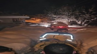 Tuncelide kapalı yollar aşıldı, ayağı kırılan yaşlı kadın hastaneye ulaştırıldı