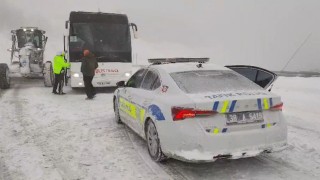 Tur otobüsünde donma tehlikesi geçiren 44 kişi kurtarıldı