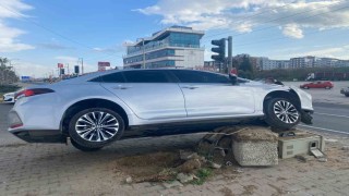 Turgutluda otomobil refüje çıktı: 1 yaralı