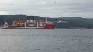 Türk sondaj gemisi Yıldırım Çanakkale Boğazından geçti