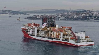 Türk sondaj gemisi Yıldırım İstanbul Boğazından geçti