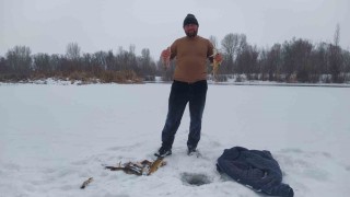 Türkiyenin en uzun nehri dondu, üzerinde eskimo usülü balık avladılar