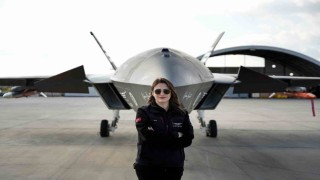 Türkiyenin ilk insansız savaş uçağı KIZILELMAnın kadın pilotu