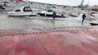 Tuzlada fırtına alarmı: Deniz sahil yoluna taştı, tekneler zor anlar yaşadı