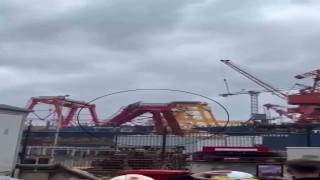 Tuzlada kule vinç rüzgarın etkisiyle devrildi