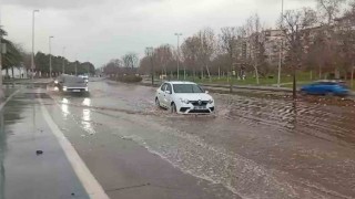 Tuzlada kuvvetli fırtına nedeniyle deniz taştı, yollar göle döndü