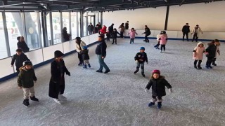 Ücretsiz buz pisti çocukların yüzünü güldürdü