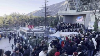 Uludağda zirve yarışı...Teleferik kuyrukları metrelerce uzadı