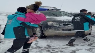 UMKE hasta kurtarmak için karlı yolları aşıyor