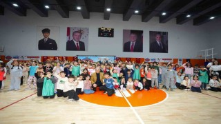 Ümraniye Belediye Başkanı Yıldırım teneffüste öğrencilerin sevincine ortak oldu