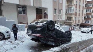 Ümraniyede kontrolden çıkan otomobil takla attı: 3 yaralı