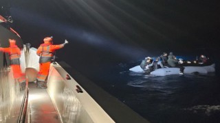 Urla açıklarında lastik bottaki 24 düzensiz göçmen kurtarıldı