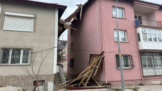 Uşakta kuvvetli fırtına hayatı olumsuz etkiledi